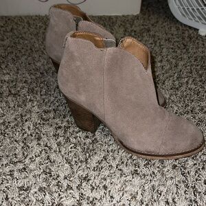 Low heel boots